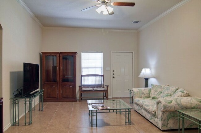 Building Photo - Awesome 3 Bed 3 Bathroom Duplex in Aggie A...