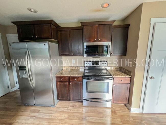 Building Photo - 1903 SE Clover Ridge Dr