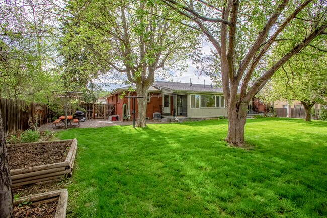 ¡Camas de jardín elevadas para cultivar algunas hierbas para esa barbacoa! - 1735 Upham St