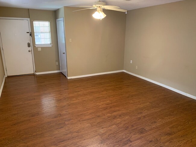 Building Photo - Cute Duplex Super Close to Campus!