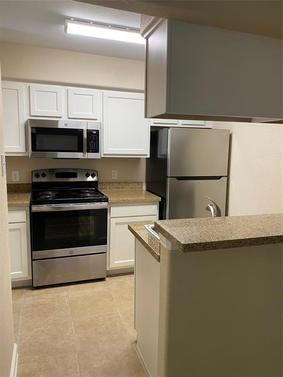 Building Photo - 17401 Red Oak Dr