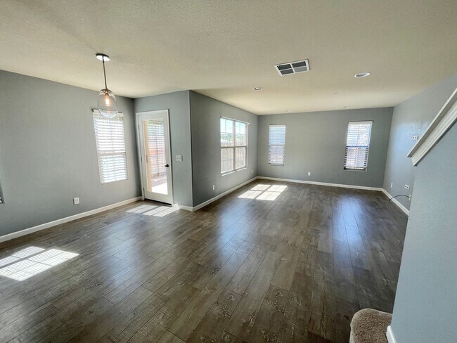Foto del edificio - Beautiful 3 Bedroom 2.5 Bath Single Family...