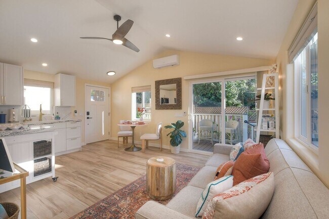 Building Photo - 409 N Ditmar St