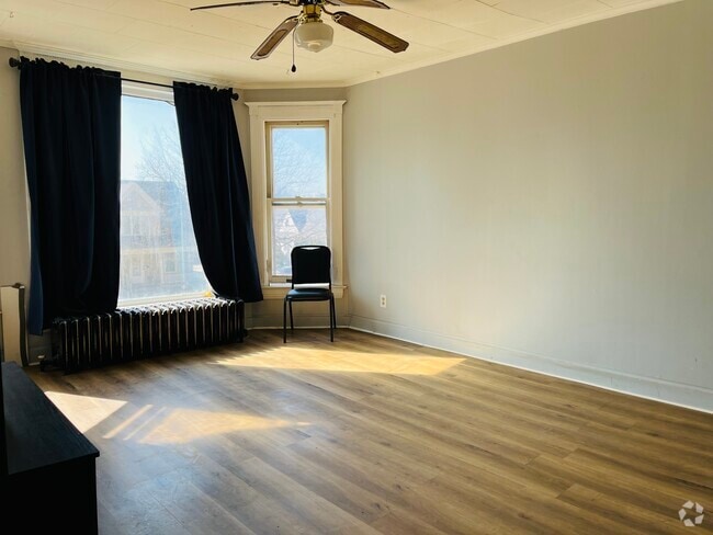 Building Photo - 527 S Oak Ave