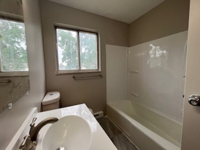 Foto del edificio - Newly Updated 2 BR/ 1 BA townhome MOVE-IN ...