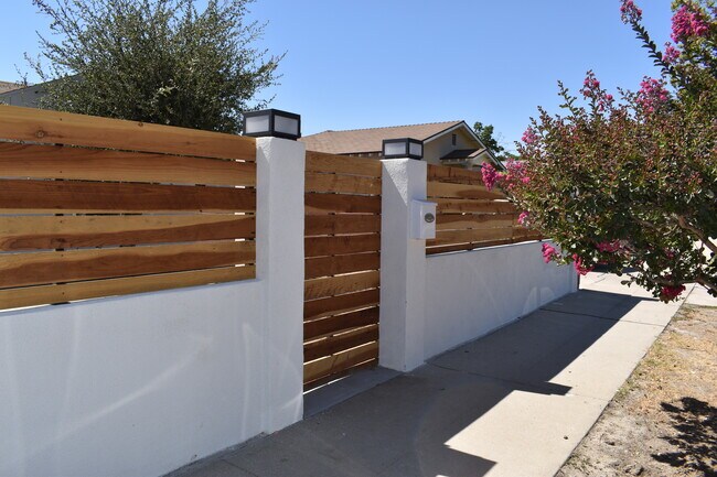 Valla delantera - 6535 Ben Ave