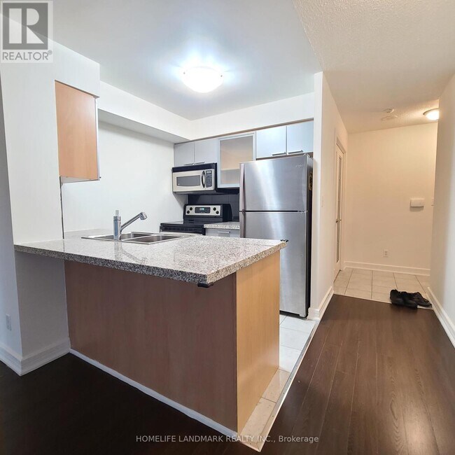 Photo du bâtiment - 18 Harrison Garden Blvd