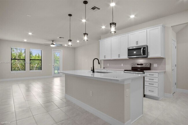 Building Photo - 3 br, 2.5 bath House - 4837 Chantilly Rd