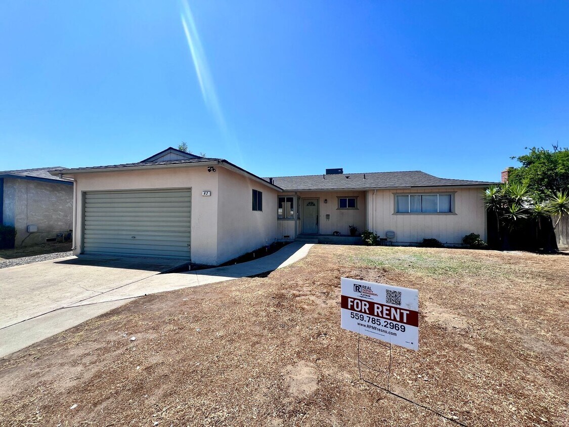 Foto principal - $2,395 Gettysburg & Minnewawa, 3 Bedroom 2...