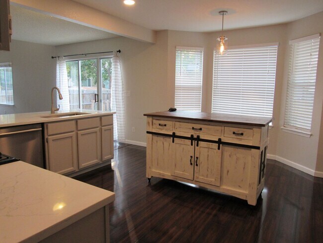 Foto del edificio - Modern and Remolded Home in Westminster wi...