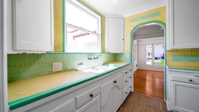 Building Photo - 2050 Overland Ave