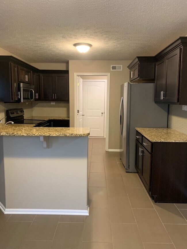 Building Photo - Ranch 3 bedroom/3 bath townhome