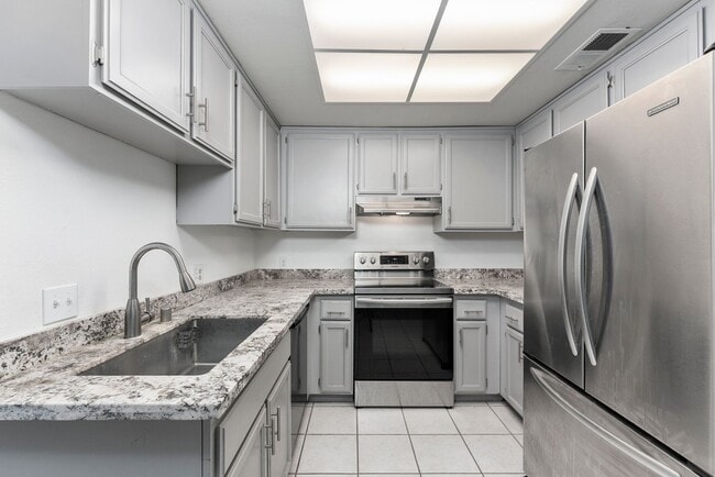 Building Photo - Charming 2 Bedroom 2 Bath Duplex
