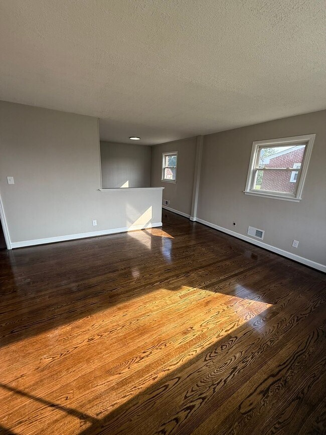 Foto del edificio - Newly updated 3 bedroom 1 bath with hardwo...