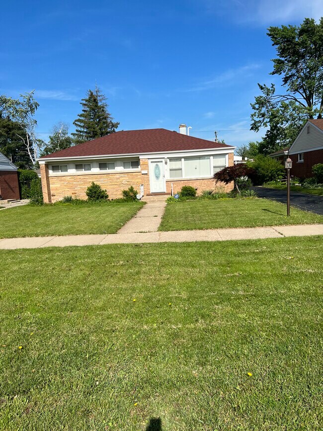 Spacious front yard - 9327 Harlem Ave