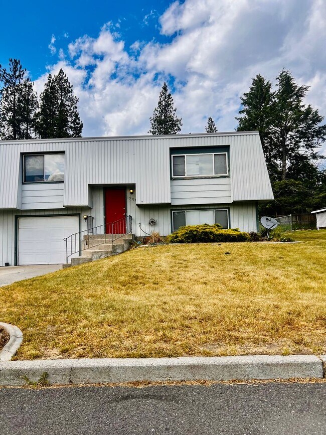Foto del edificio - 13315-13317 E 26th Ave