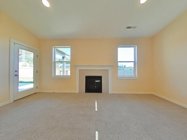 Building Photo - 4 Bedroom House ~ Albany ~ Pet Friendly