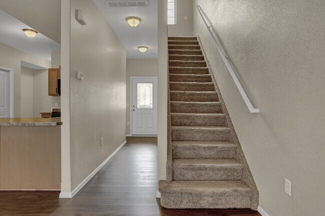 Building Photo - "Charming 2-Bedroom Townhouse with 2.5 Bat...