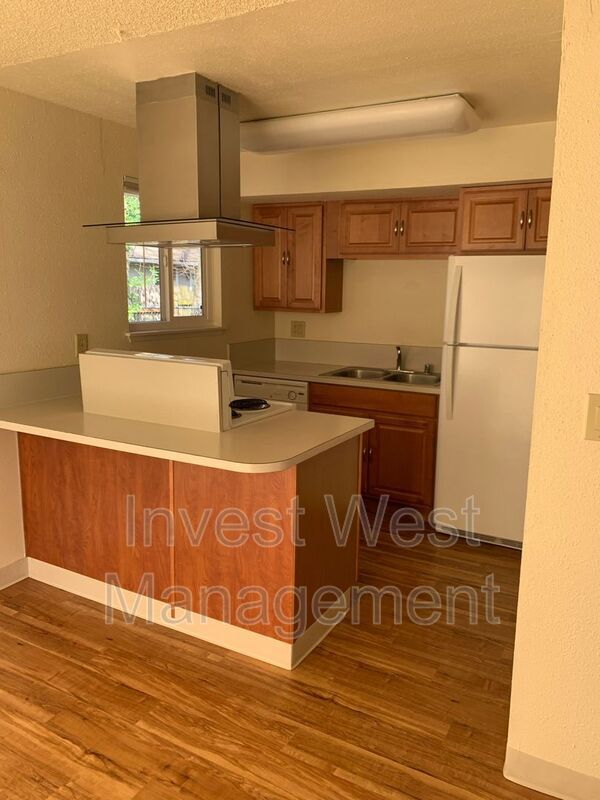 Building Photo - 14608 NE Coast Pine Ct