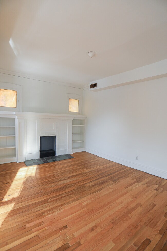 Building Photo - 1057 N Oakley Blvd
