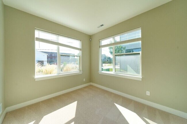 Building Photo - Like New Onyx Townhome Near Downtown Indy!