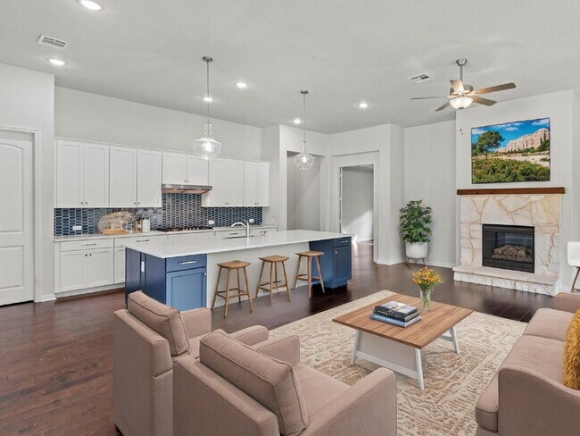 Foto del edificio - Modern updates and amenities but feels lik...