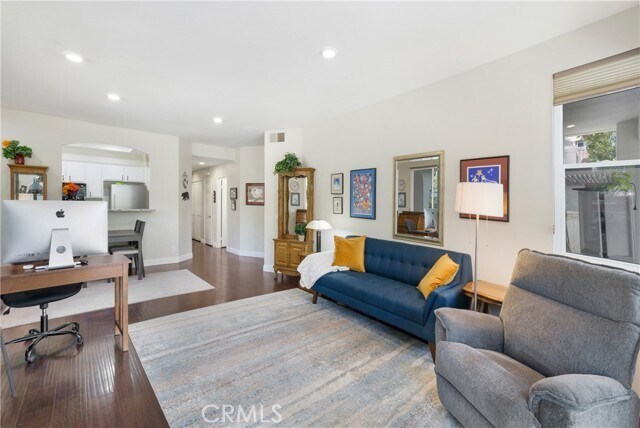 Building Photo - 2 Vía Entrada