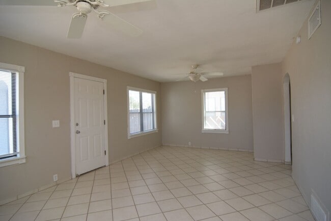 Building Photo - Charming 2 Bedroom 1 Bath Home! Close to t...