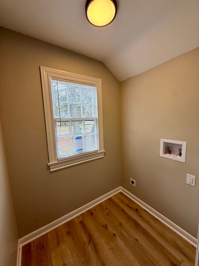 Building Photo - 135 King St