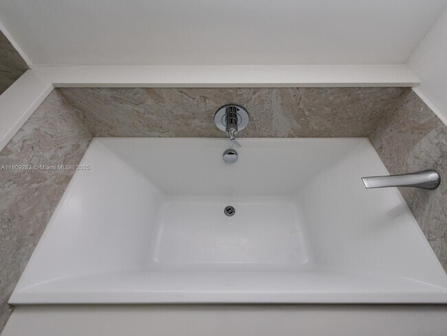 Foto del edificio - 488 NE 18th St