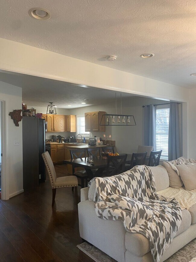Foto del edificio - 3 bed, 2 bath, 2 car garage Single-Family ...