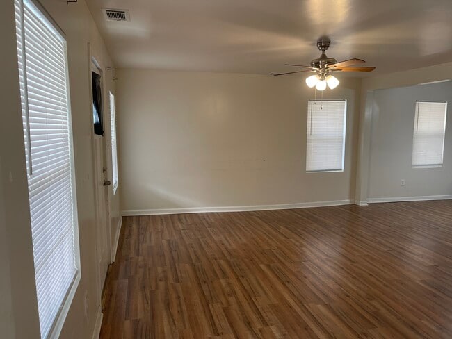 Foto del edificio - 5-125 Roundtree St