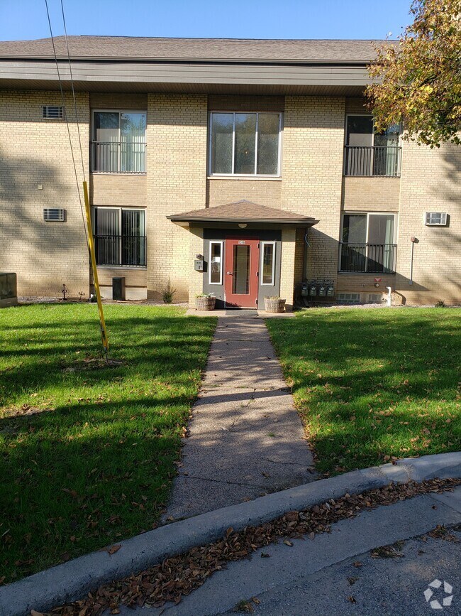 Apartments For Rent in Maple Bluff, WI with Hardwood Floors 2 Rentals