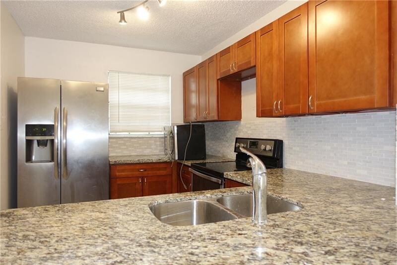 Foto del edificio - 8201 Fairway Rd