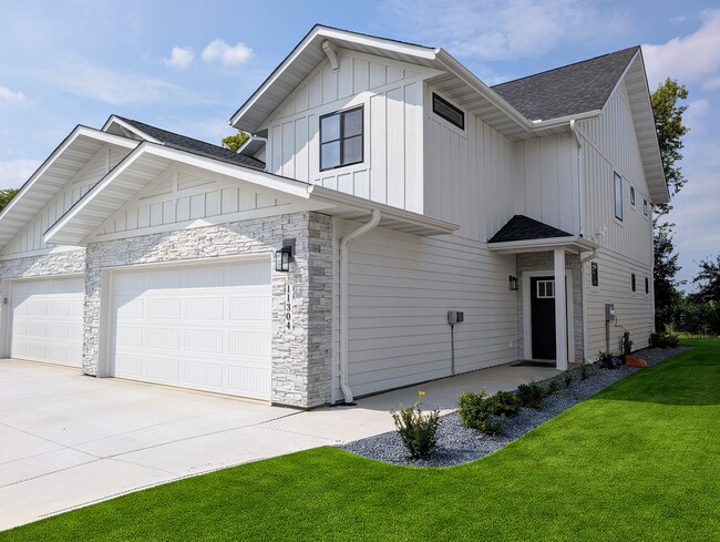 Foto del edificio - Woodhelm Townhomes