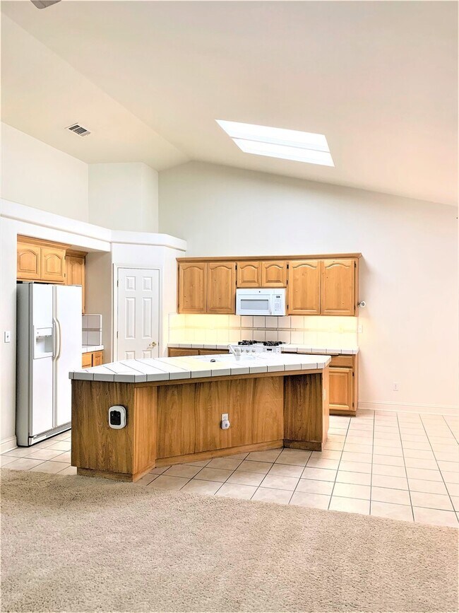 Building Photo - SPECTACULAR HOME IS A MUST SEE!!