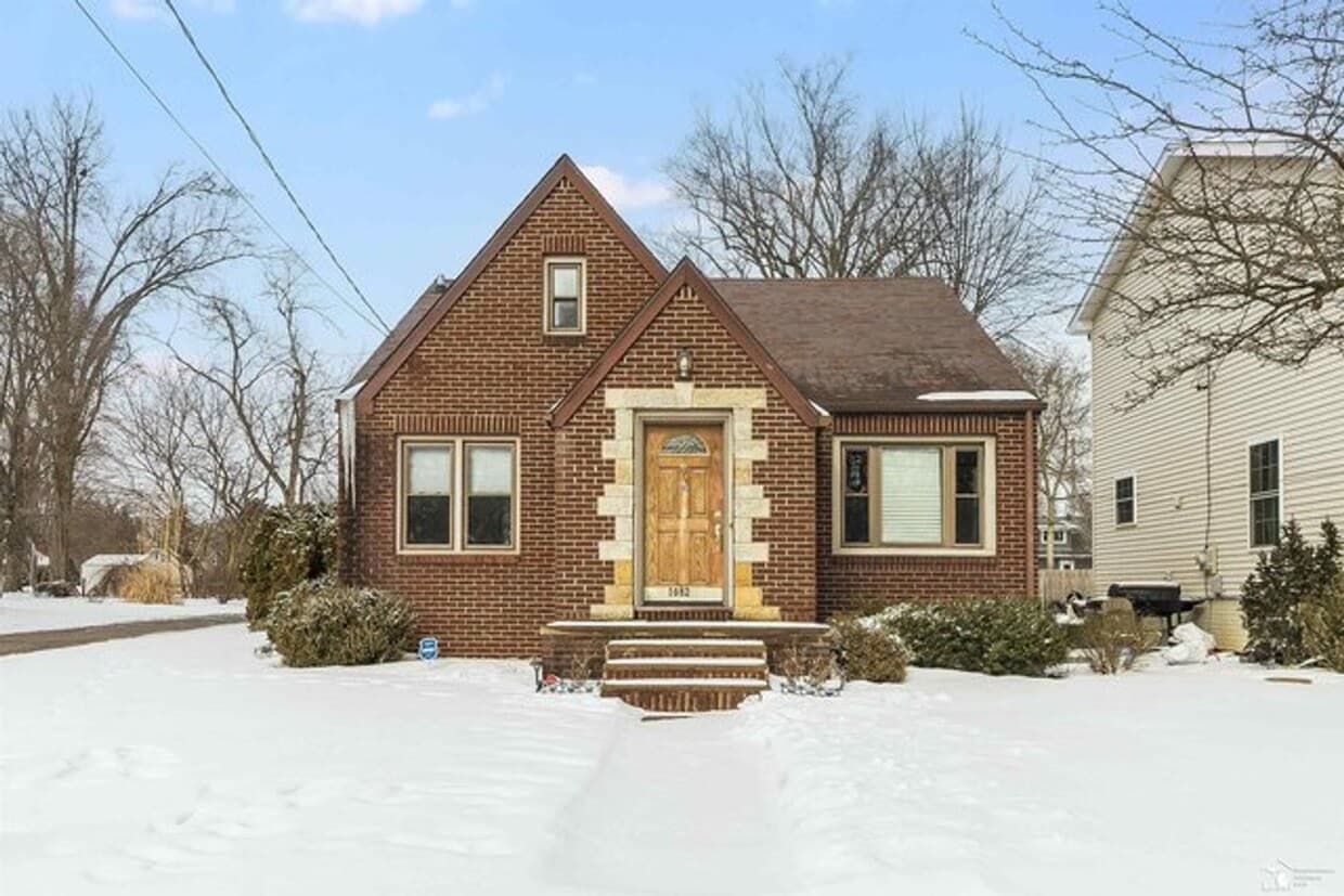 Primary Photo - Beautifully Renovated 4-Bedroom Home - Ava...
