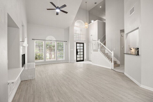 Foto del edificio - Spacious 3 Bed, 2.5 Bath in Prime Lakeway Location