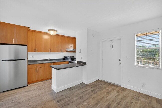 Building Photo - QUICK MOVE IN | FIRST MONTH FREE - Bright & Modern 1-Bedroom Apartment in Prime Oakland Park Loca...
