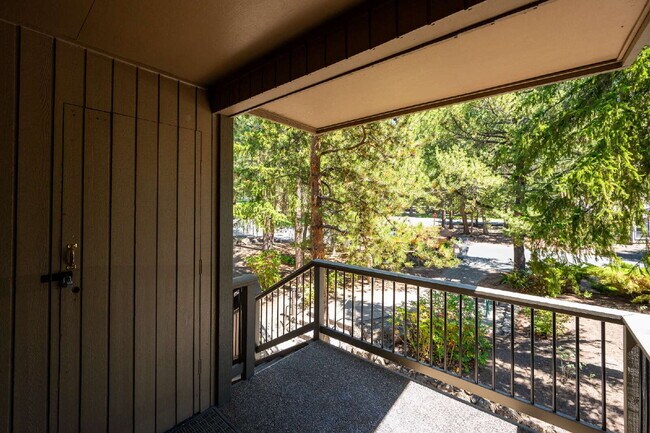 Building Photo - Well Located 2 Bed Condo