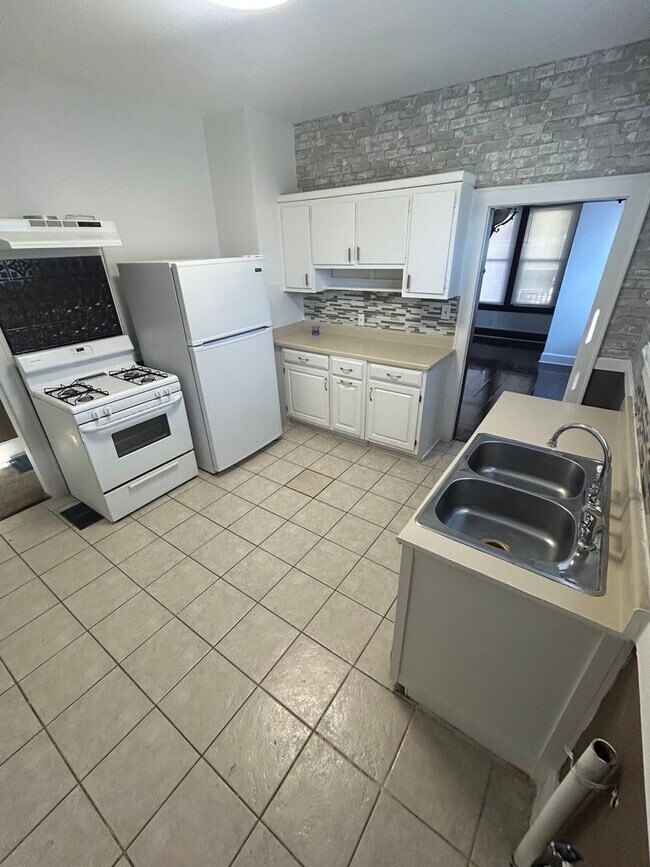 Foto del edificio - 819 Covert Ave