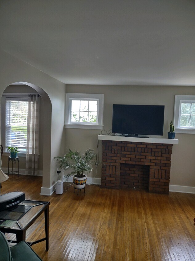 Building Photo - 230 Hamilton Dr