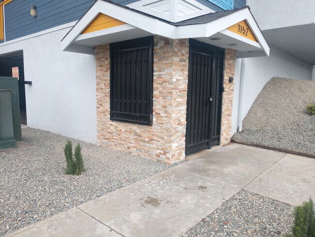 Building Photo - 1152 Pine Ave