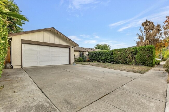 Building Photo - San Jose 4 Bedroom with Solar Power & Central A/C