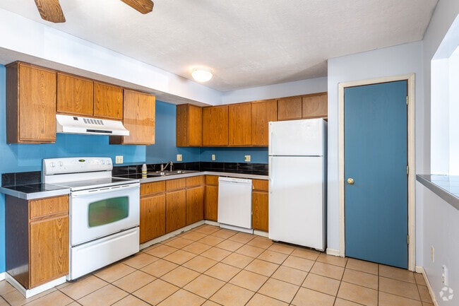 Kitchen - KSU East Townhomes - Student Housing