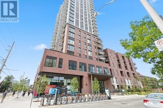 Building Photo - 10 Oak St