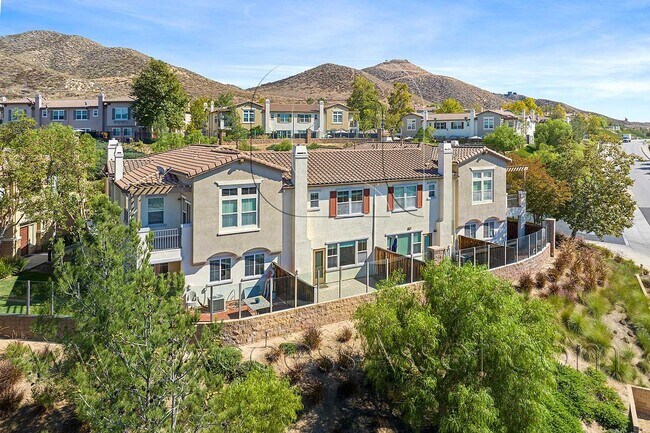Foto del edificio - Beautiful 3 Bed / 2.5 Bath Townhouse In Vi...