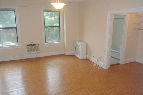 Building Photo - Downtown/Logan Circle Studio Apartment! In...