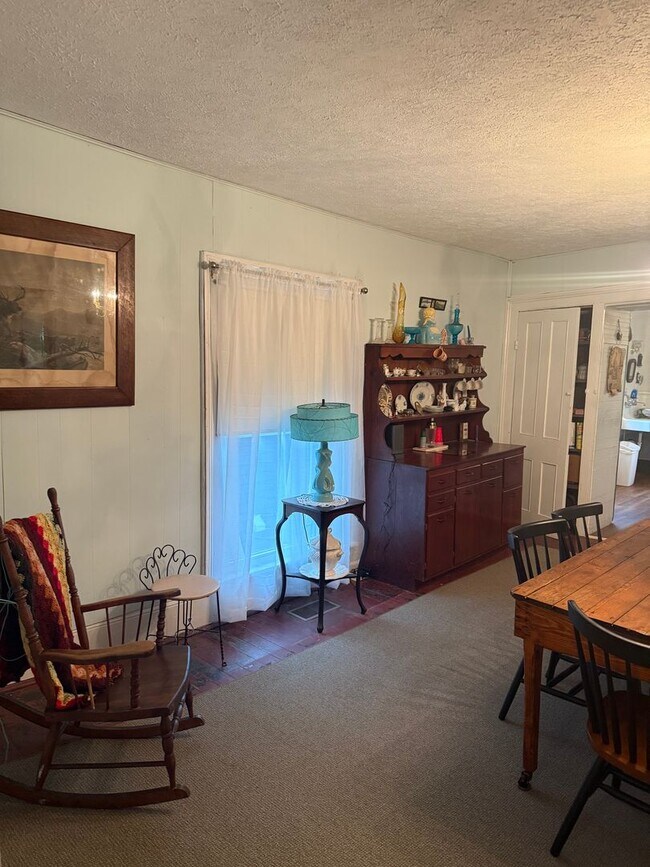 Building Photo - 3 Bedroom Furnished Home