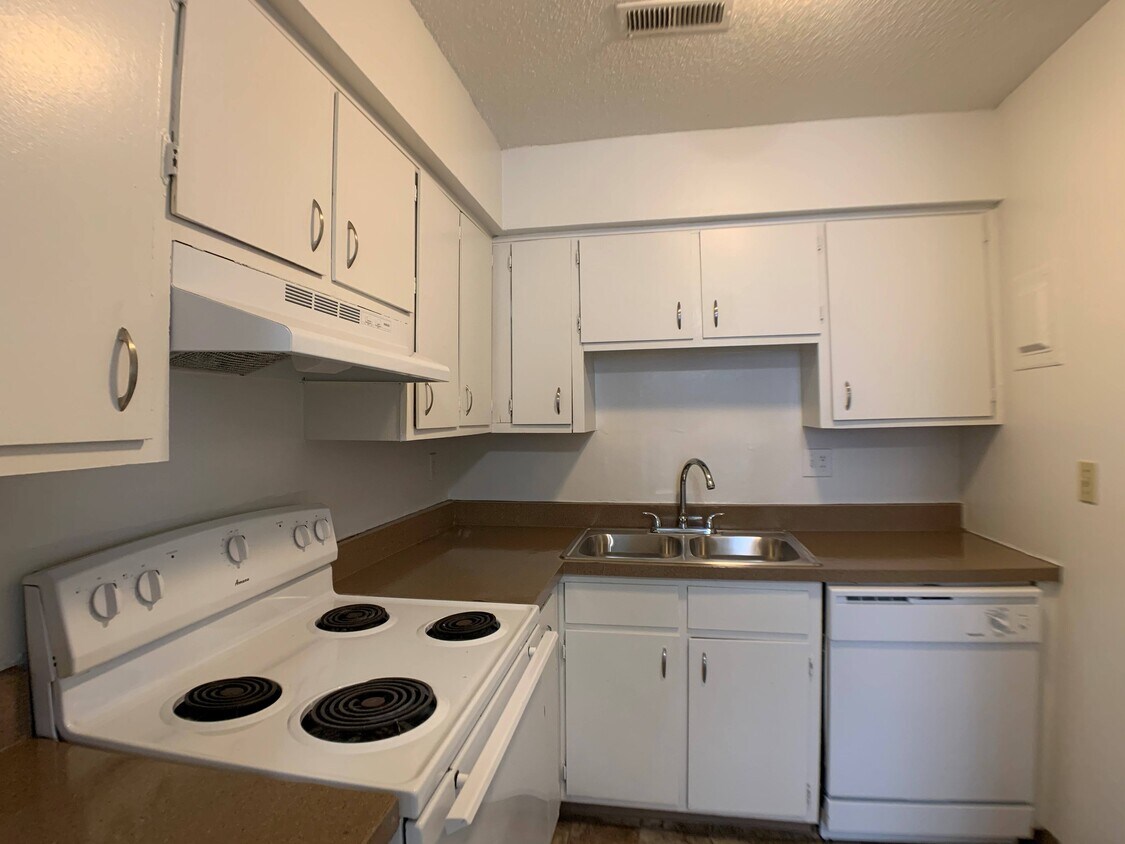 Courtyard Apartments 9320 Old Santa Fe Rd Kansas City, MO